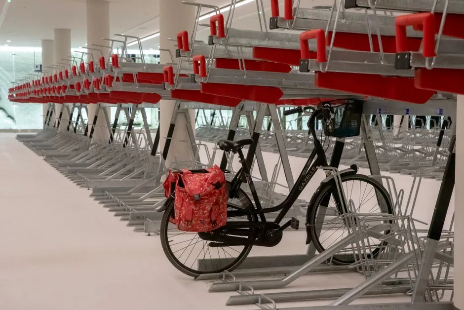 Aparcar la bici en 2026: normativa nueva y dónde hacerlo