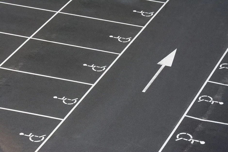 Plazas de movilidad reducida en 2026: normativa y multas