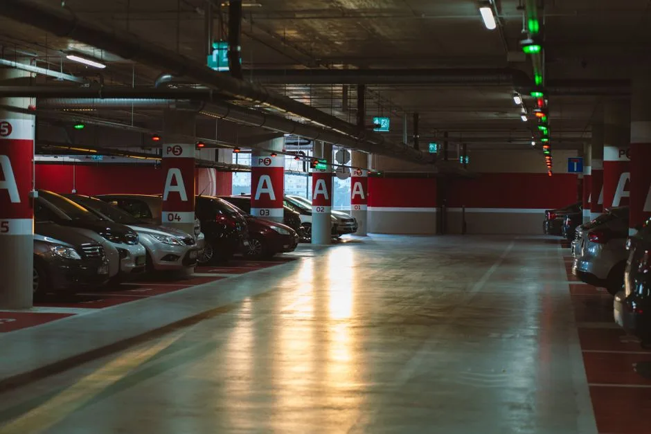 Parking cerrado o calle: seguridad, robos y seguro 2026