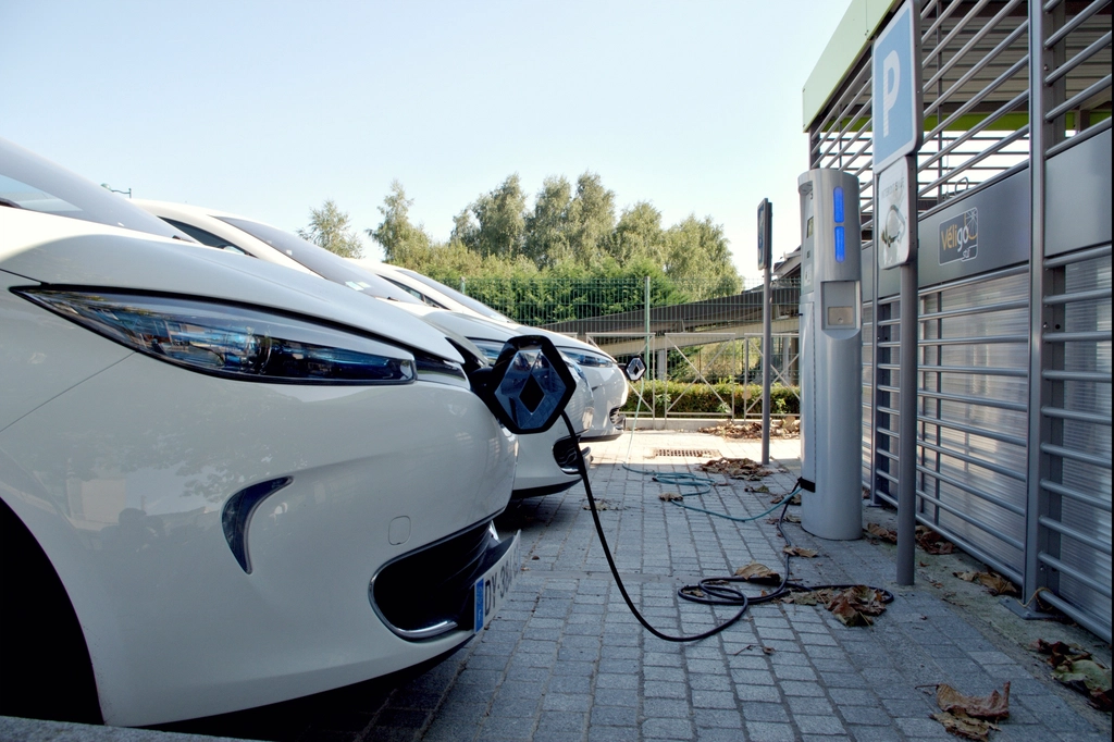 Cargador para coche eléctrico en garaje comunitario 2026